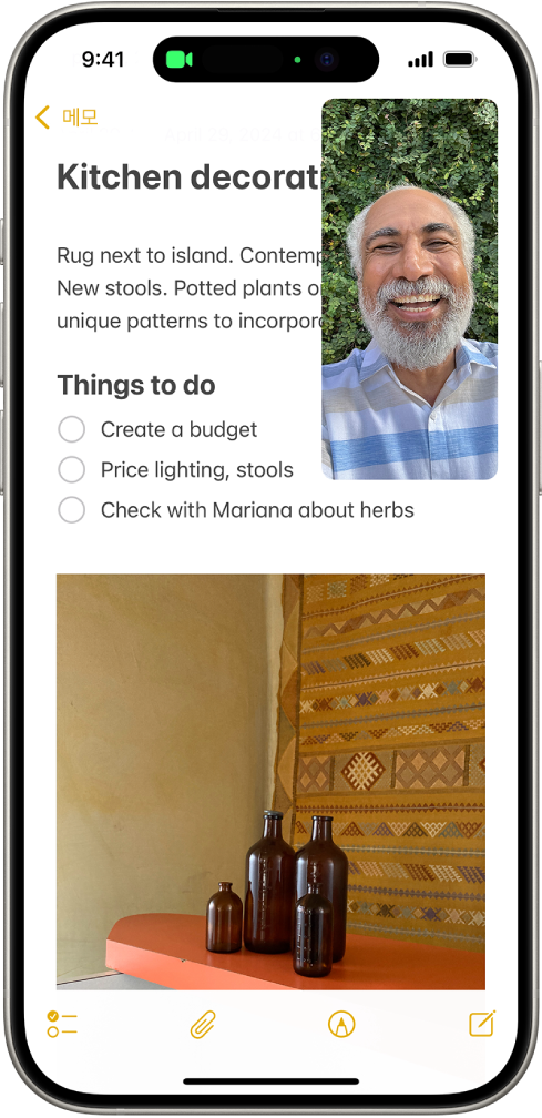 부엌 장식에 대한 메모가 나머지 화면에 표시된 상태에서 FaceTime 통화가 진행됨.
