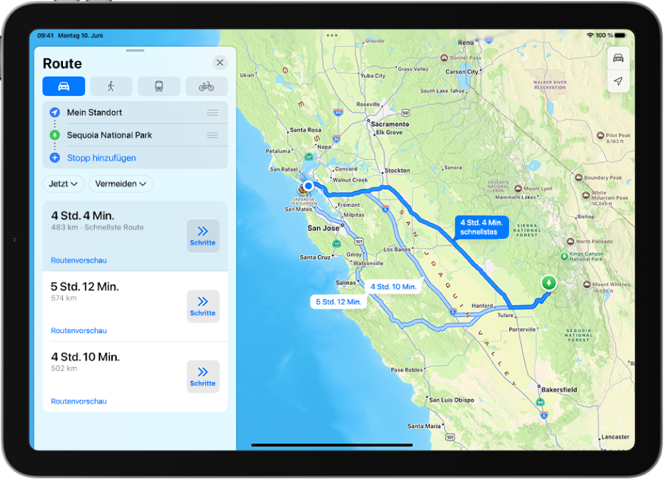 Ein iPad zeigt eine Karte mit mehreren Optionen für eine Fahrtroute zum selben Ziel. Jede Route zeigt die geschätzte Zeit und Distanz sowie die Taste „Schritte“ zum Anzeigen einer detaillierten Wegbeschreibung. Farbkodierungen bei jeder Route weisen auf die Verkehrsbedingungen hin.