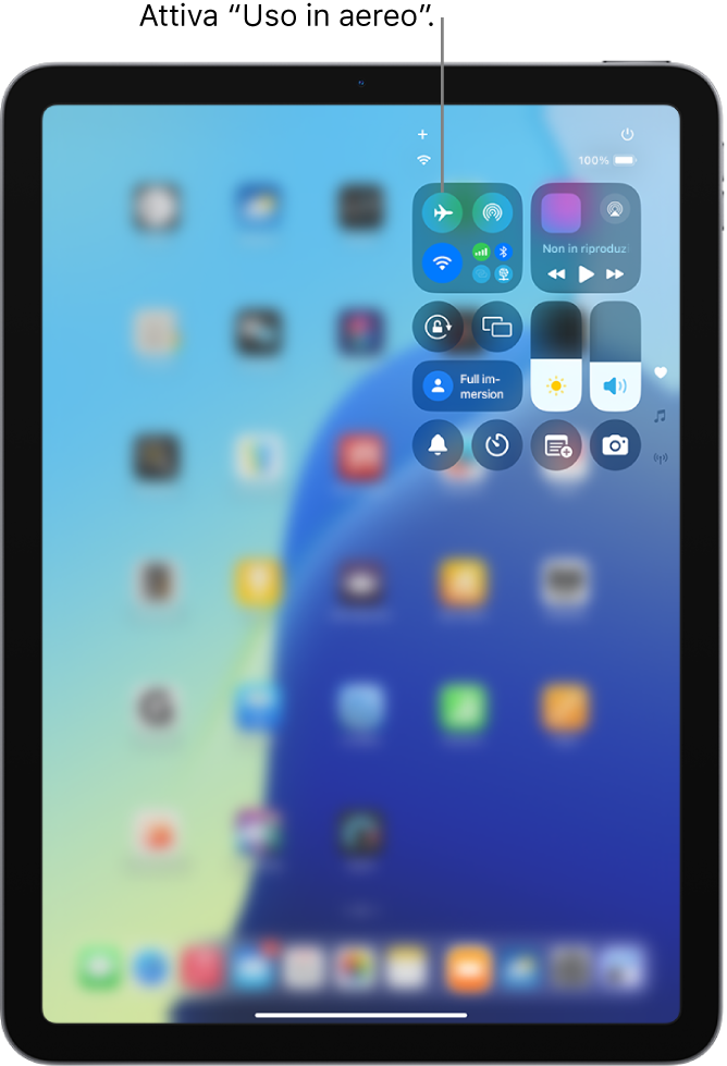 La schermata di Centro di Controllo con una didascalia che spiega che toccando il pulsante in alto sinistra si attiva la modalità “Uso in aereo”.