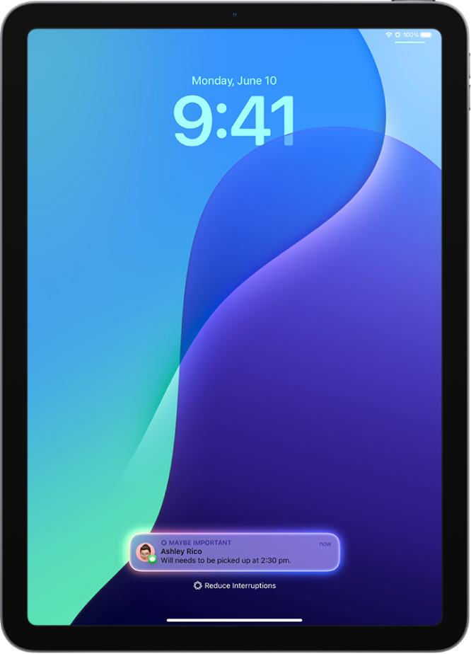 Um iPad a mostrar uma notificação importante no ecrã bloqueado com o modo de concentração “Reduzir interrupções” ativado.
