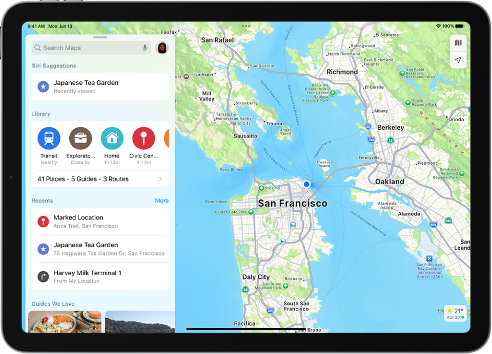 A aplicação Mapas a mostrar um mapa de uma área. O campo de pesquisa está na parte superior esquerda e, por baixo, estão as Sugestões de Siri, os locais afixados na biblioteca, as pesquisas recentes e os guias recomendados.