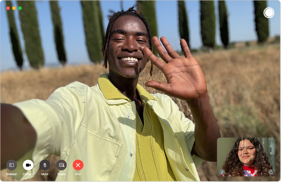 La fenêtre FaceTime pendant un appel vidéo individuel. La personne qui a lancé l’appel est affichée dans une vignette dans l’angle inférieur droit, et l’autre participant se trouve dans la partie principale de la fenêtre.