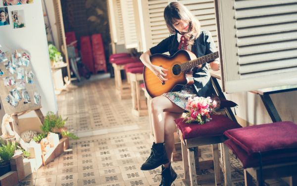 fleurs,femmes,guitare,séance,souriant,instrument de musique