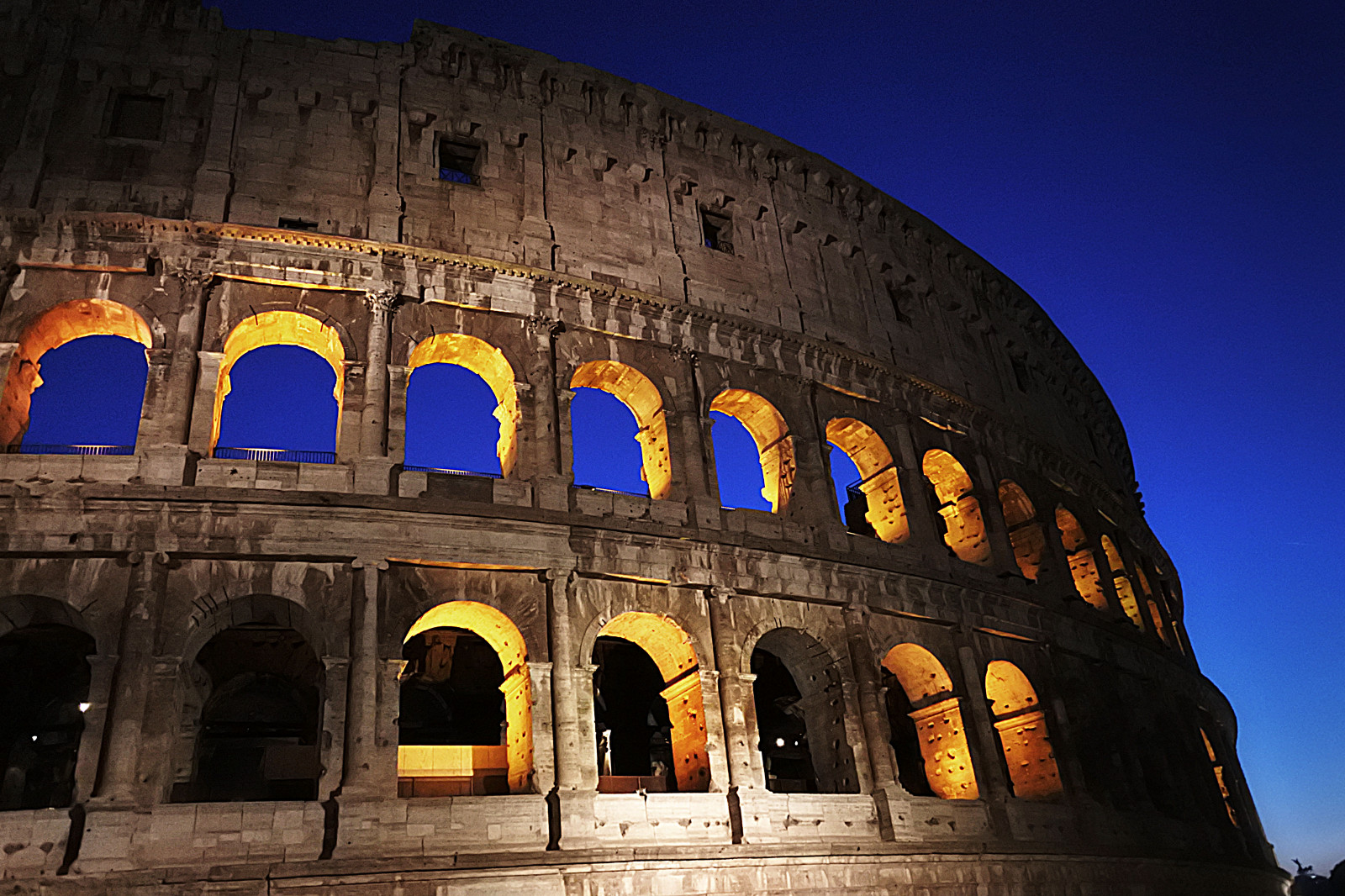 Tempel, Beleuchtung, Italien, Nacht-, die Architektur, Gebäude, Tourismus, blau, Nikon, Bogen, Rom, Kolosseum, Struktur, Ferien, Bögen, Nikkor, Basilika, Wahrzeichen, Cjs, Craigsunter, Cjs64, Nikkorlens, alte Geschichte, Anbetungsstätte, antikes Rom, Alte römische Architektur, Beleuchtet