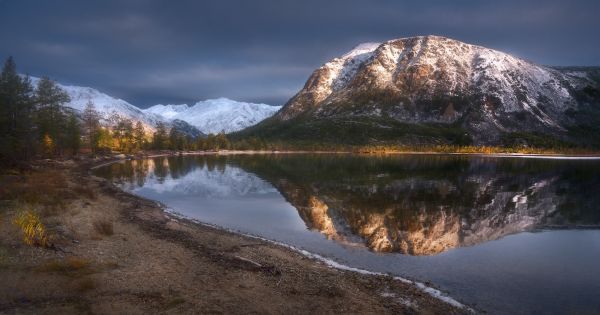 bjerge,snedækket peak,sne,vand,afspejling,skyer