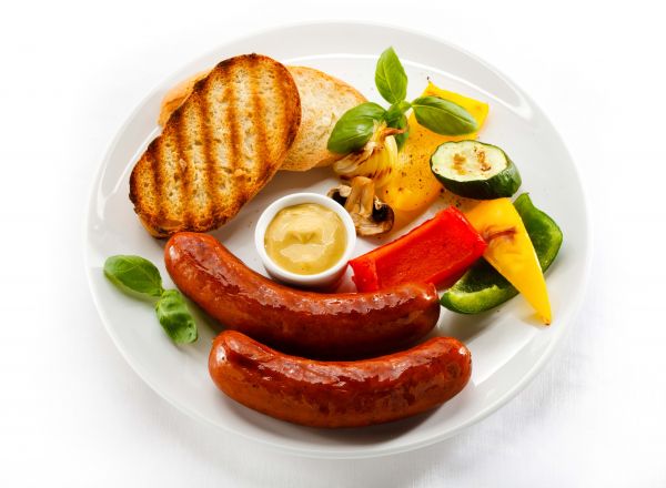 saucisse,moutarde,assiette,des légumes,pain grillé,fond blanc