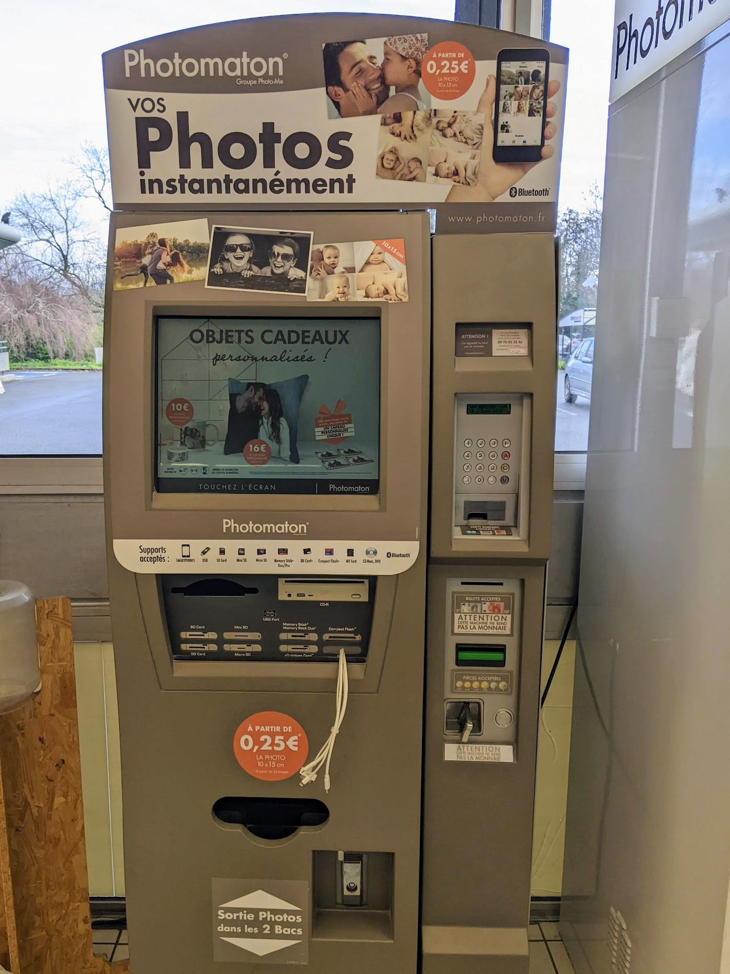 Photo printing booth