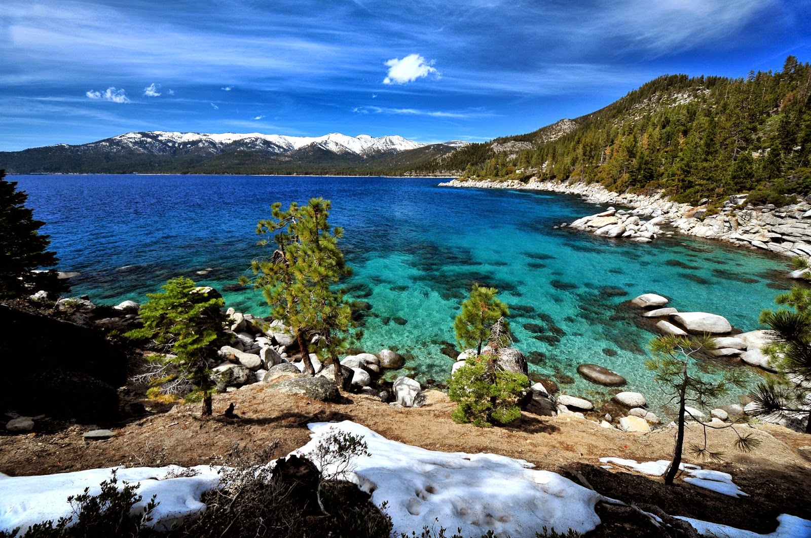 Thưởng thức hình nền đẹp của hồ Lake Tahoe để cảm nhận vẻ đẹp tuyệt đẹp của thiên nhiên. Khung cảnh hồ nước trong xanh kết hợp với rừng cây rậm rạp và núi non đầy mê hoặc sẽ giúp bạn có những phút giây thư giãn thật thoải mái.