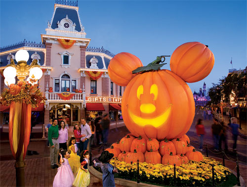 Hình nền màn hình Disney World Halloween sẽ đưa bạn vào một thế giới đầy mê hoặc. Với hình ảnh những nhân vật Disney được thay đổi theo phong cách Halloween, màn hình của bạn sẽ càng thêm độc đáo. Hãy để màn hình của bạn trở thành điểm nhấn trong phòng làm việc hoặc trên bàn làm việc của bạn!