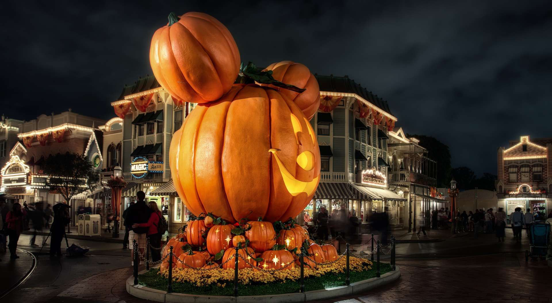 Bộ sưu tập hình nền Disney Halloween sẽ đưa bạn đến với một thế giới đầy màu sắc và tiếng cười. Đồng hành cùng Mickey, Minnie, Goofy và những nhân vật Disney, bạn sẽ có những khoảnh khắc vô cùng thú vị và đáng nhớ. Hãy tải ngay hình nền Halloween của Disney để làm mới máy tính của bạn nhé!