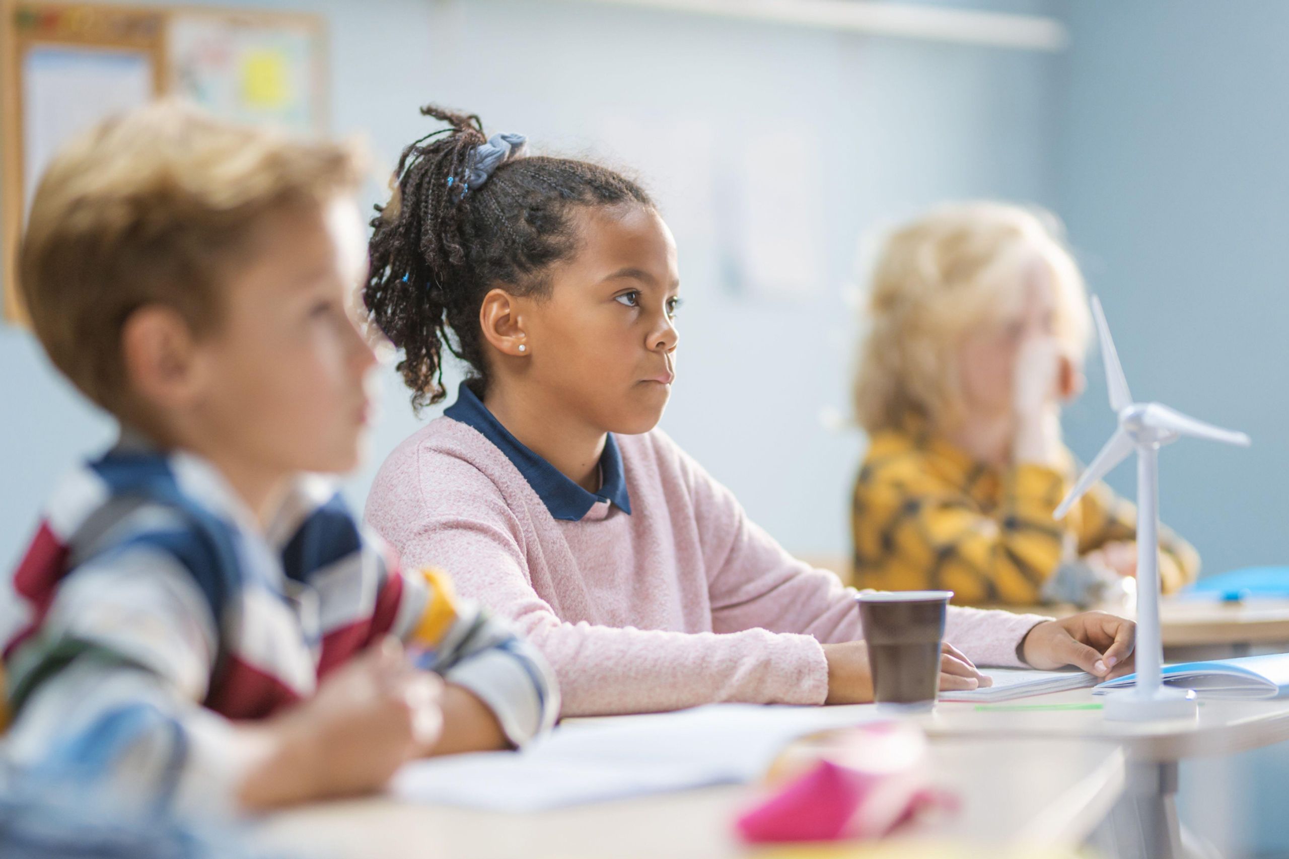 Klassenzimmer, Arbeitsplatz und Zuhause