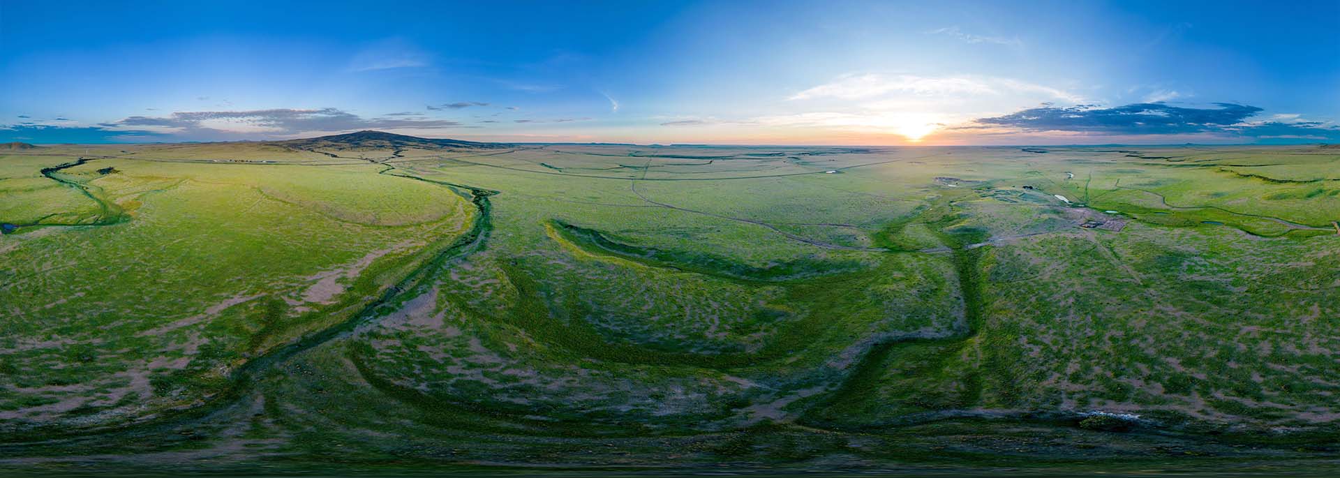  Foto aerea equirettangolare a 360 gradi del paesaggio naturale all'alba a Des Moines, New Mexico.