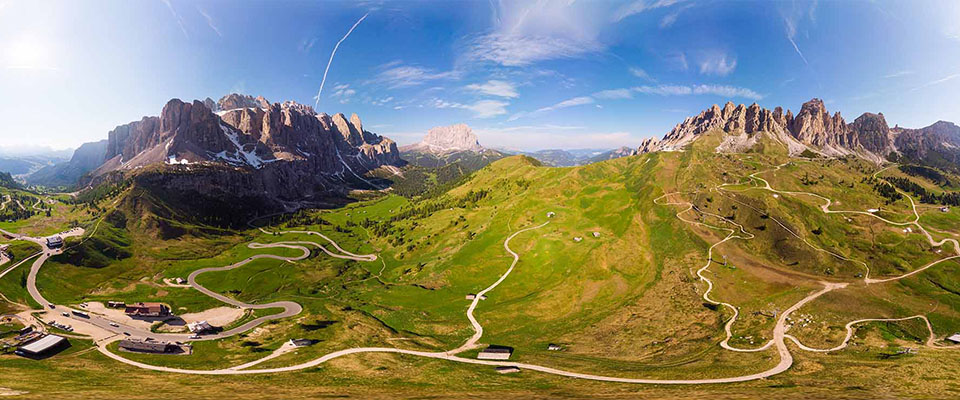 Dolomiti - Splendido panorama panoramico al tramonto al Passo Gardena, Passo Giau, vicino a Ortisei. Vista aerea mozzafiato sulle vette delle Dolomiti delle Alpi da un drone in una giornata estiva, Italia, Alto Adige, Europa.