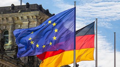 Flaggen der Europäischen Union und Deutschlands vor dem Reichstag in Berlin