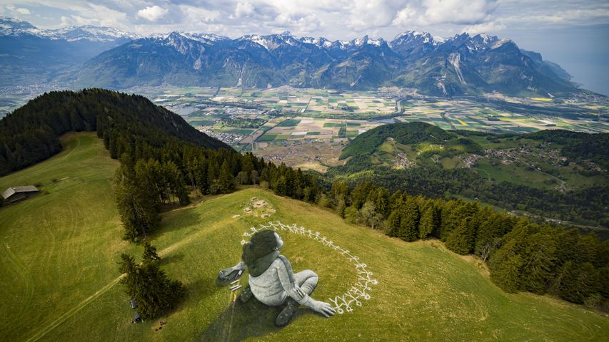 Riesiges Land-Art-Gemälde „Beyond Crisis“ von Saype, Leysin, Schweiz