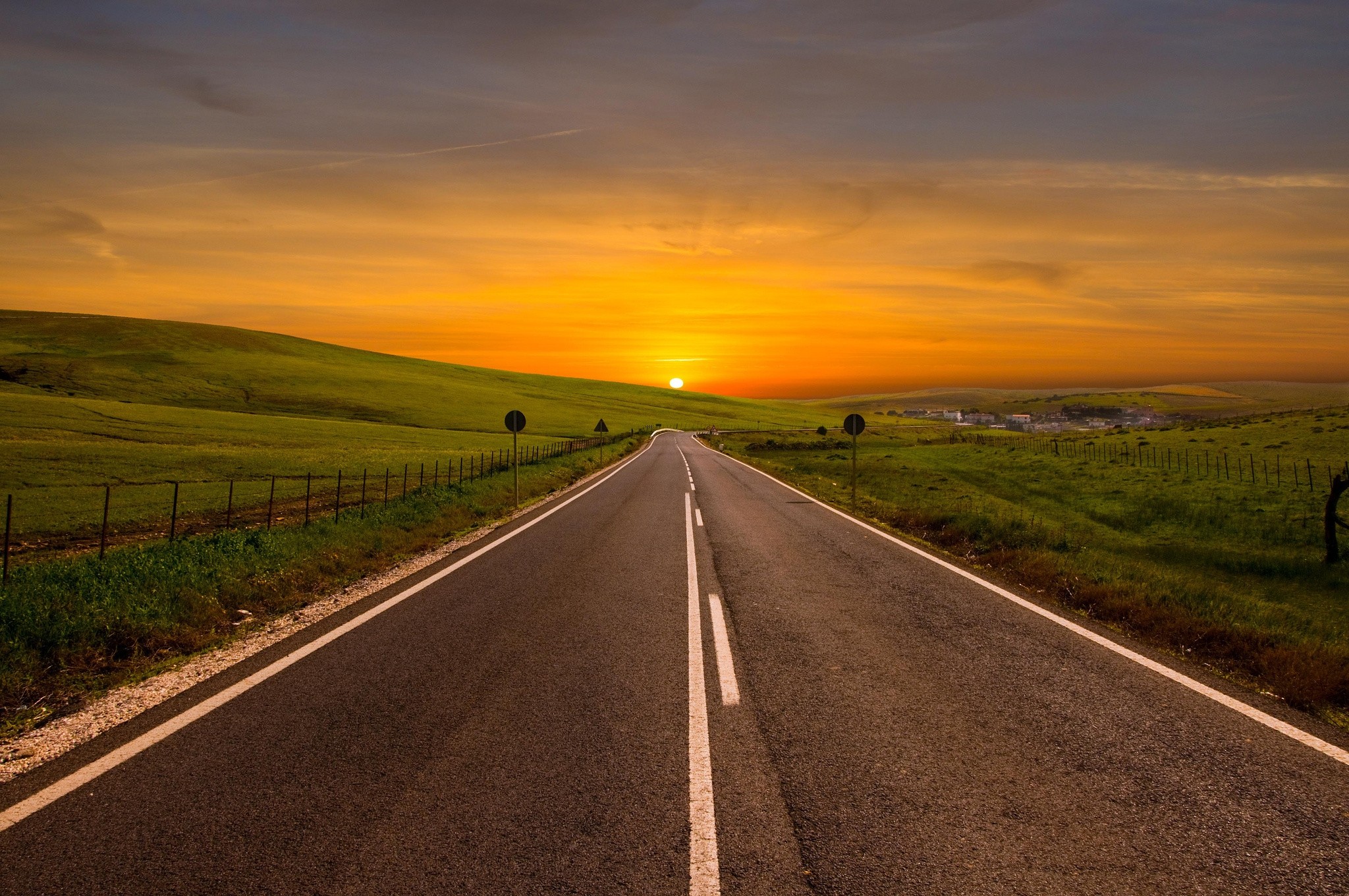 126130 télécharger l'image route, sky, nature, coucher de soleil, balisage, pliant, courber - fonds d'écran et économiseurs d'écran gratuits