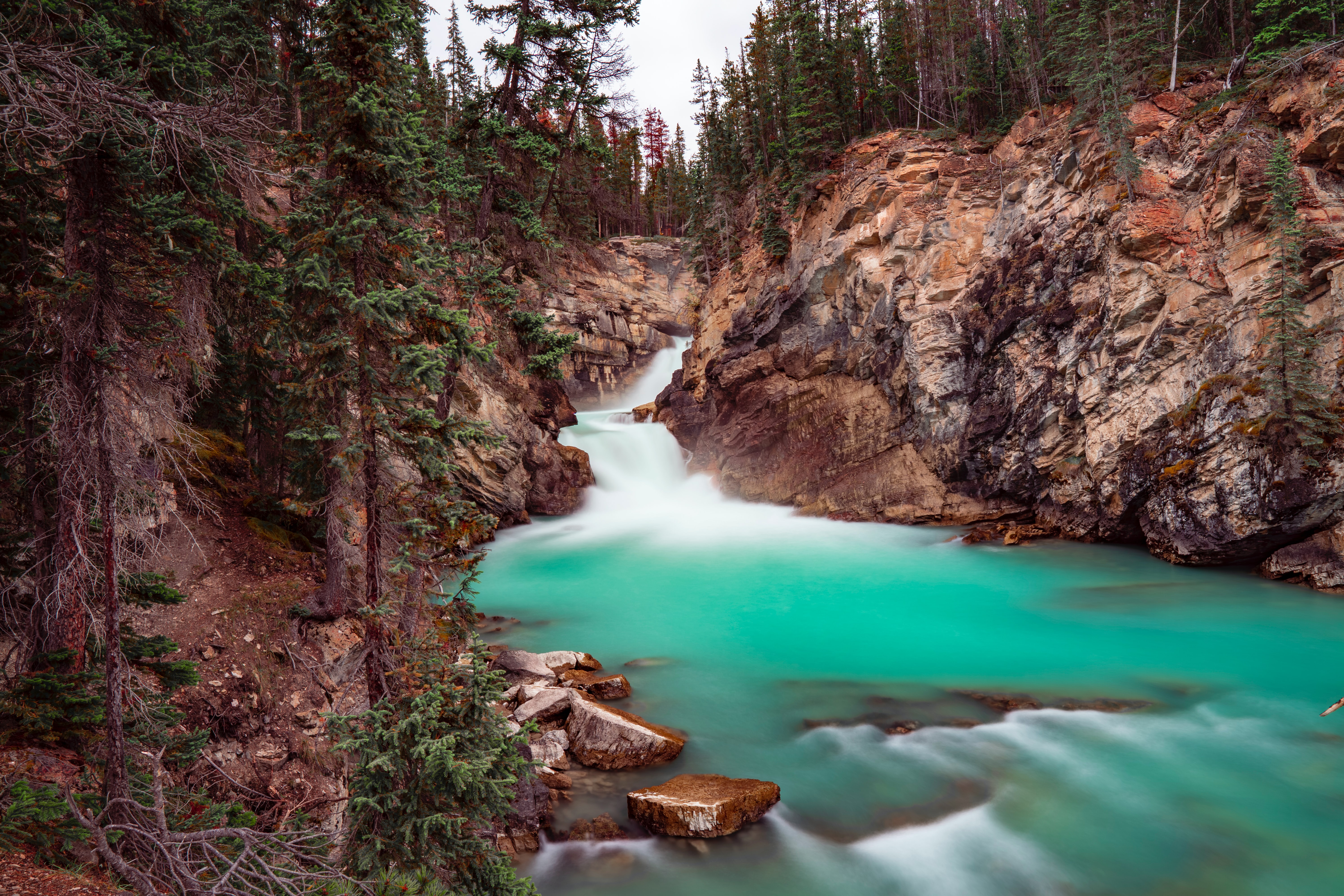 104228 télécharger l'image paysage, nature, noyaux, les rochers, roches, cascade, couler, ruisseau - fonds d'écran et économiseurs d'écran gratuits