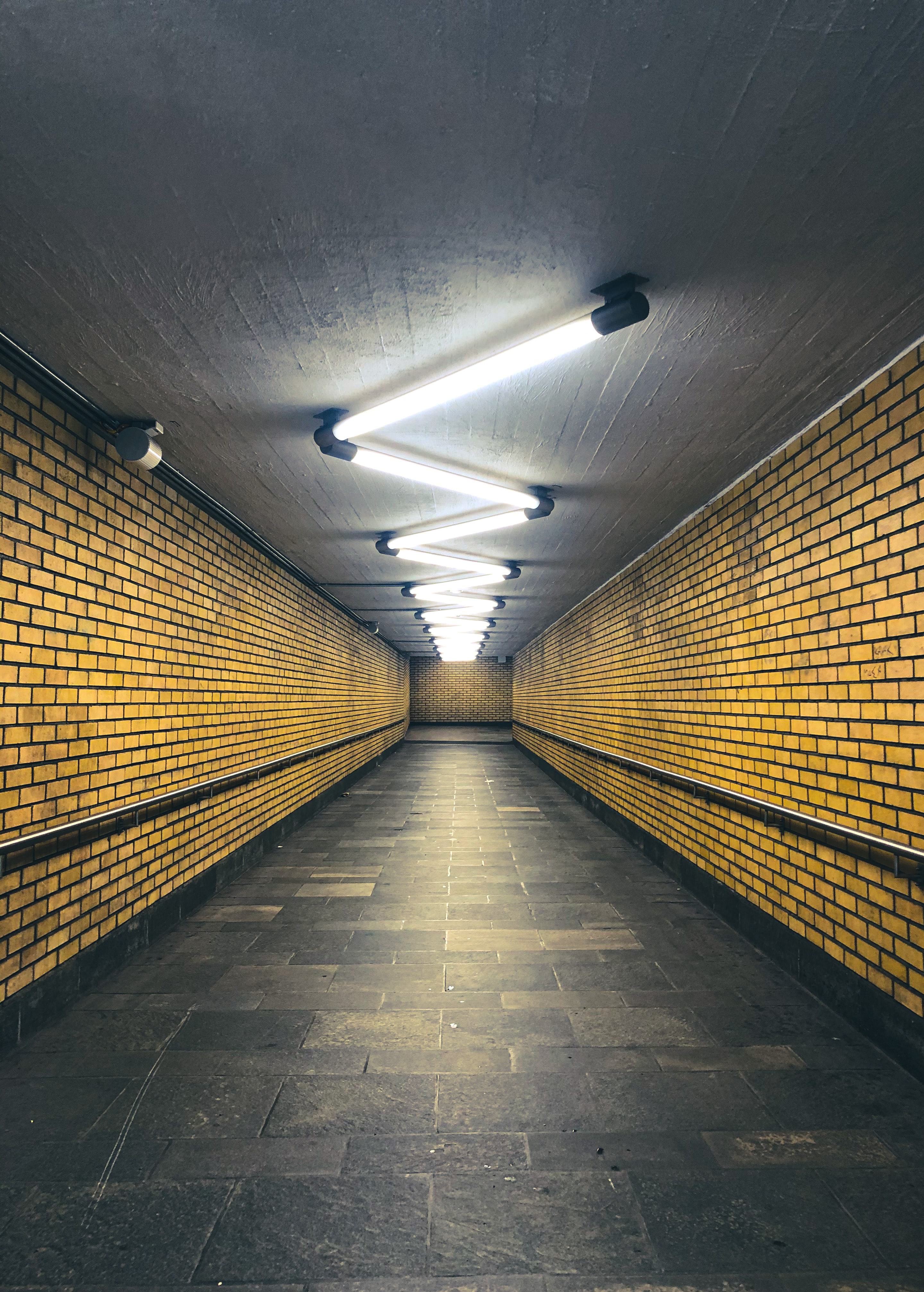 Téléchargez gratuitement l'image Couloir, Corridor, Éclairage, Les Lampes, Métro, Lampe, Divers, Illumination sur le bureau de votre PC