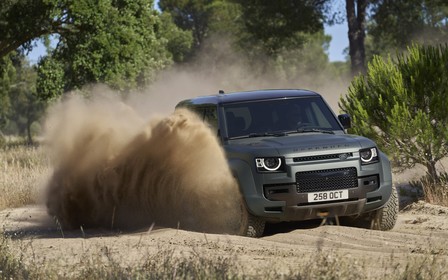 Новий Land Rover Defender Octa з двигуном V8 від BMW привезуть до України