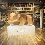 北海もんじゃ×鉄板焼き KIBORI - 入ってすぐある大きい木彫りのオブジェ