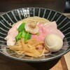 Tokyo Style Noodle ほたて日和 - トッピング「麺側」は、炙り帆立・低温豚チャーシュー×2枚2（2枚ともロースだが部位が違うのかな）・鶏チャーシュー（小）×3枚・昆布玉子・青菜・メンマ。