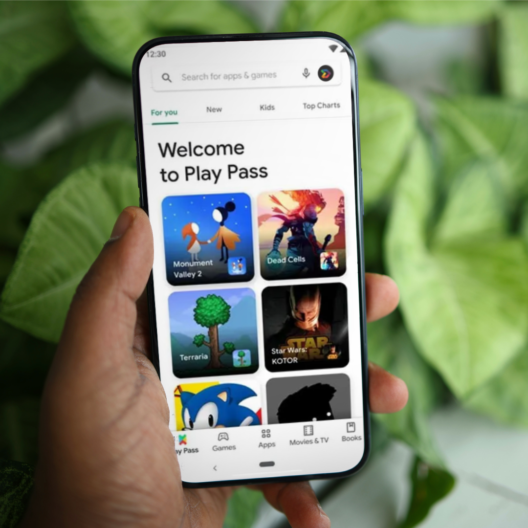 Eine Hand hält ein Smartphone, auf dem der Google Play Pass-Startbildschirm mit verschiedenen Spielen angezeigt wird.