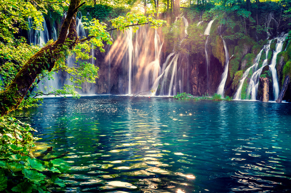 Wasserfall und türkisfarbener see