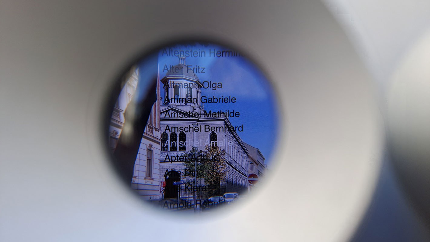 Blick durch ein Fernglas auf eine virtuelle Synagoge.