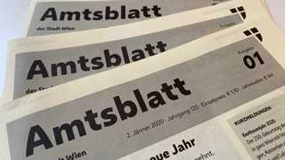 Drei Zeitungen mit der Aufschrift Amtsblatt