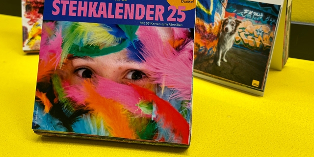 Der FM4 Stehkalender 2025 zum Thema "bunt"