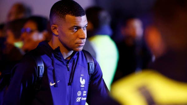 Mbappé looks pale after the French national team's plane arrives in ...