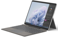 Screenshot des Surface Pro 10 for Business im Laptopmodus mit Surface Pro Tastatur mit Stiftspeicher und Surface Slim Pen mit nach außen gerichtetem Bildschirm und Copilot und Windows auf dem Bildschirm.