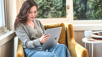 Een vrouw die een Surface-apparaat vasthoudt