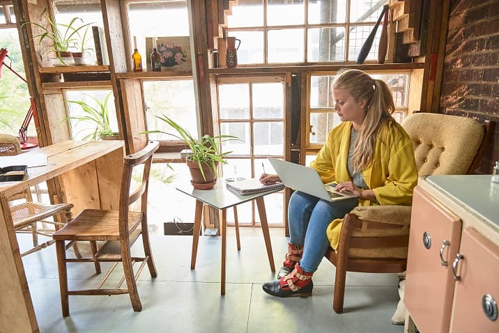 foto van een vrouw die ideeën op papier schrijft 