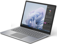 Zrzut ekranu przedstawiający Surface Laptop dla firm z ekranem skierowanym na zewnątrz i Copilot w systemie Windows na ekranie.