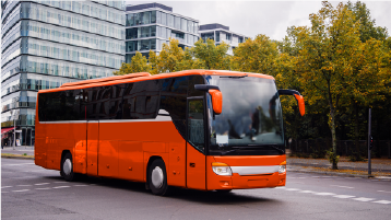 Um ônibus de turismo vermelho