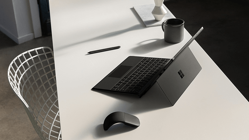 Surface Pro e rato numa secretária