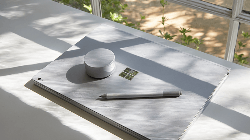 Surface Book, Surface Dial și Creion Surface pe un birou