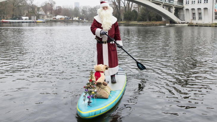 Mal ohne Schlitten unterwegs: ein Weihnachtsmann auf einem SUP