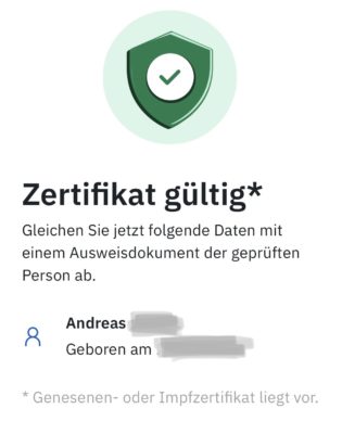 Zertifikat gültig. (Sternchentext: Genesenen- oder Impfzertifikat liegt vor.) Gleichen Sie jetzt folgende Daten mit einem Ausweisdokument der geprüften Person ab. Darunter stehen Name und Geburtsdatum.