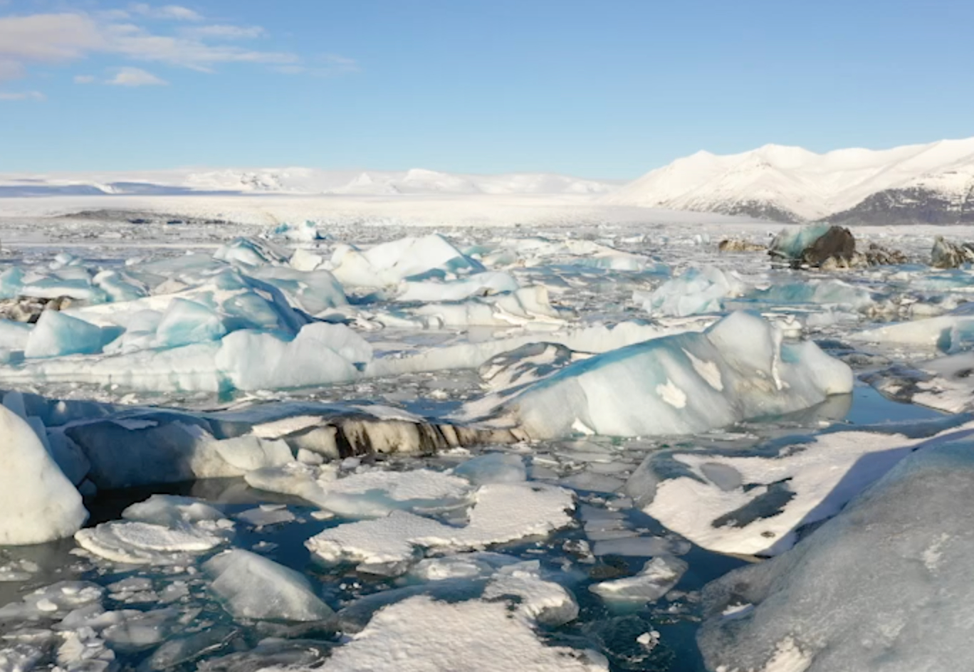 Klimawandelkonzept - Drohnenflug über schmelzende Eisberge und Gletscher in Island