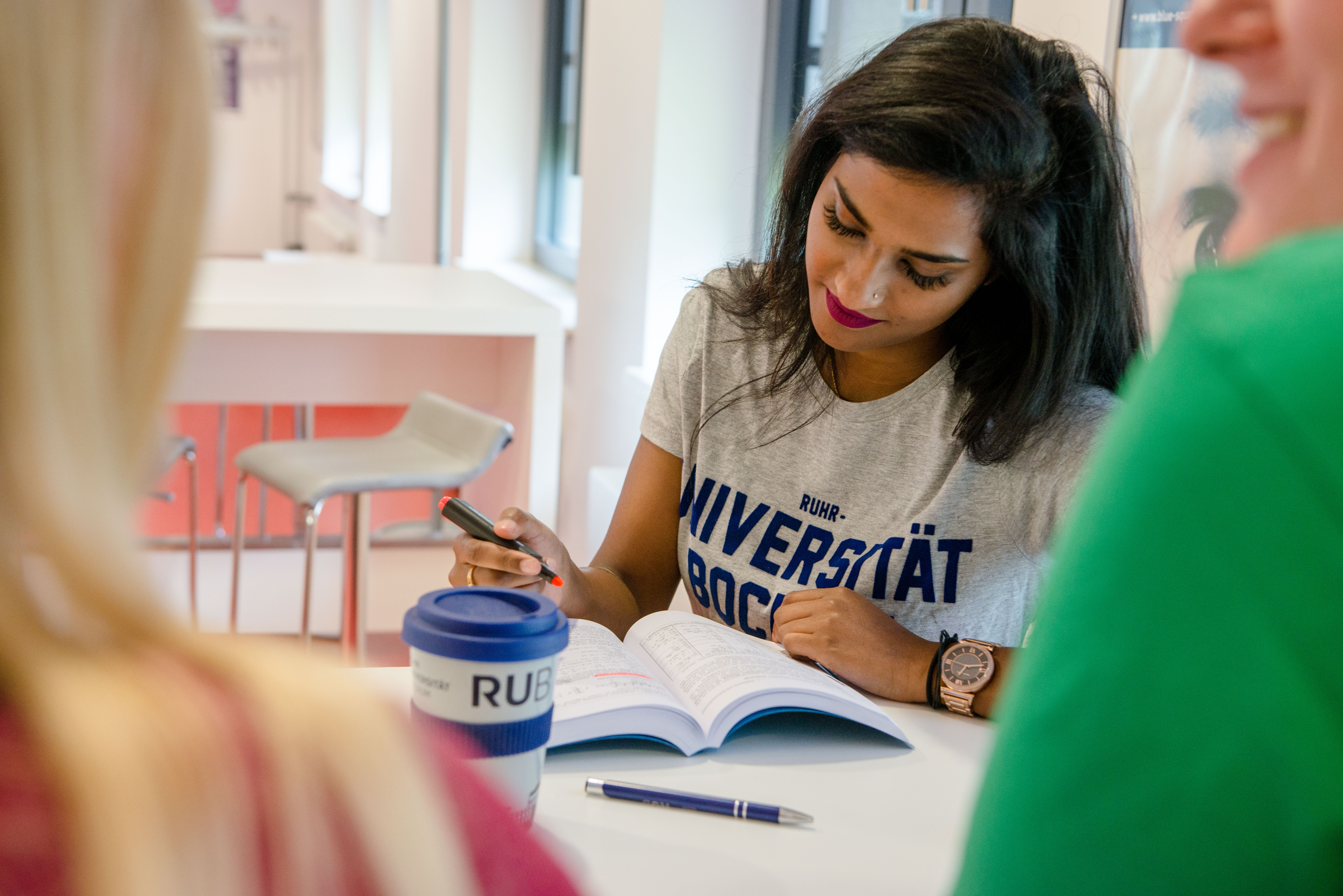 Studierende lernt in Cafeteria