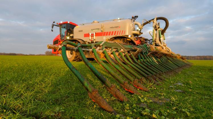 ARCHIV - Ein Landwirt in Niedersachsen düngt sein Feld mit Gülle. Foto: Philipp Schulze/dpa