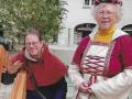 Stadtführerin Christiane Iwohn und Harfenspieler Frank Stahl.