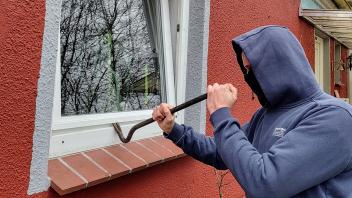 Es ist die gängigste Methode: Einbrecher hebeln eine Tür oder ein Fenster auf, um in eine Wohnung oder ein Haus einzusteigen. Besonders leichtes Spiel haben sie dann, wenn das Fenster nur auf Kipp steht. 