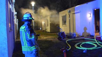 Dichter Rauch aus einem Wohncontainer einer Flüchtlingsunterkunft rief die Feuerwehr in Reinbek auf den Plan.