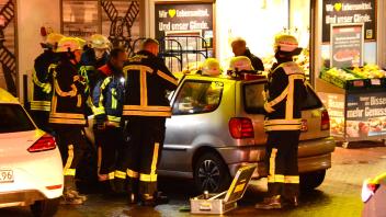 Die Feuerwehr befreite ein Kleinkind aus einem Auto vor einem Supermarkt-parkplatz in Glinde, nachdem die Mutter den Notruf gewählt hatte.