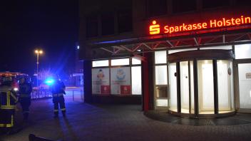 Weißer Rauch vernebelt die Vorräume der Sparkasse in Glinde: Die Feuerwehr musste einen Druckbelüfter einsetzen.