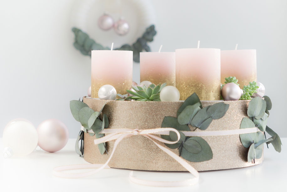 Adventskranz selber machen, Moderne DIY-Idee mit Sukkulenten in Greenery, Rosé und Gold