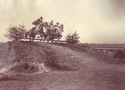 1929 Tandem- und Gruppenspringen gehörten bis in die 1930er Jahr zu den spektakulärsten Prüfungen. Die Hindernisse waren maximal 1,20 Meter hoch. Bewertet wurden gleichmäßiger Absprung und gleiche Richtung.